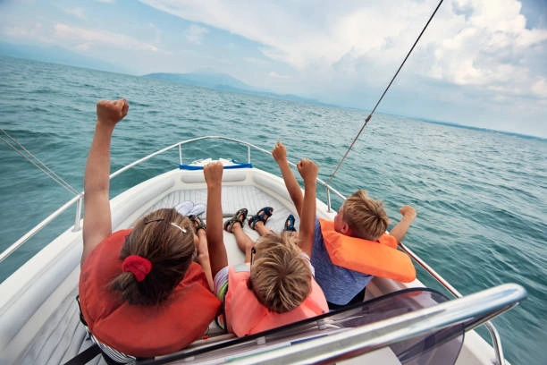 How Boat Rentals Complement a Waterfront Cabin Stay in Dunnellon, FL